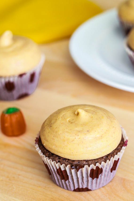 Fudgy Brownie Cupcakes avec citron à la crème de citrouille Frosting - une recette facile par sallysbakingaddiction.com