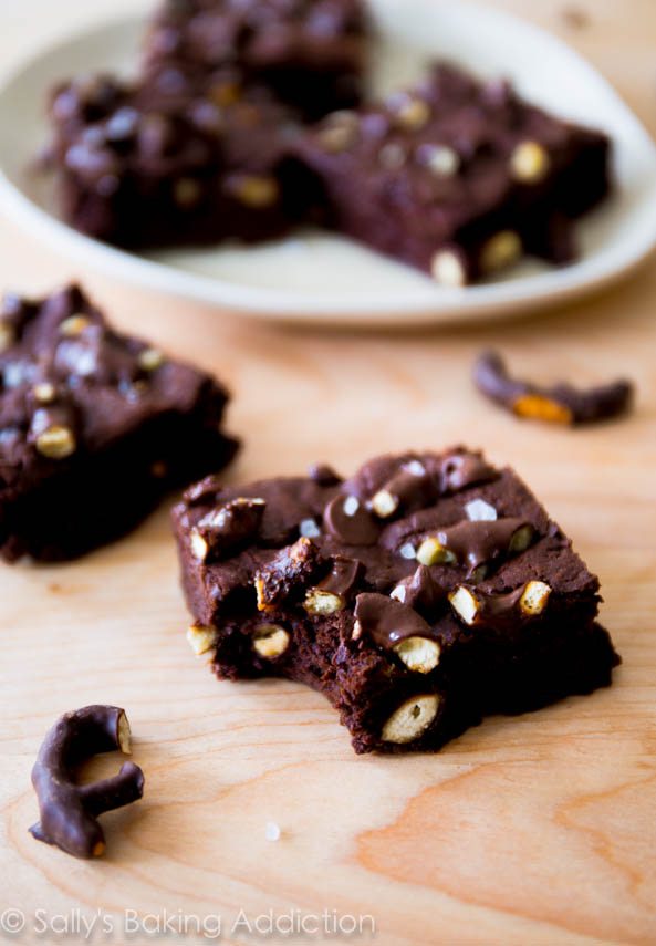 Les brownies maison les plus grossiers sont si faciles à faire! Farci de bretzels enrobés de chocolat et de pépites de chocolat. 