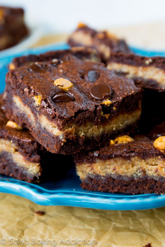 Brownies maison moelleux farcis d'une garniture crémeuse au beurre d'arachide. Si vous aimez les tasses de beurre d'arachide, vous allez adorer celles-ci !!