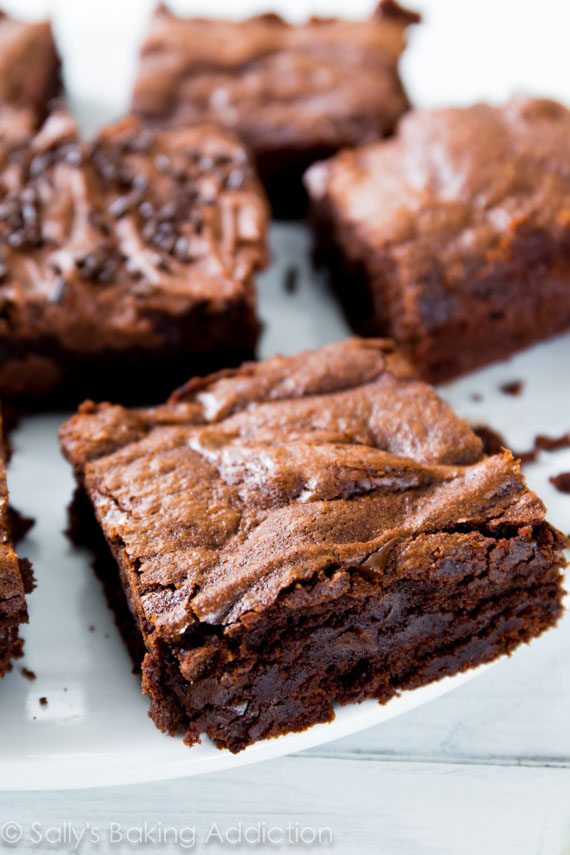 Brownies épais, moelleux et moelleux faits entièrement à partir de zéro. Vous ne ferez plus jamais un mix de boîtes!