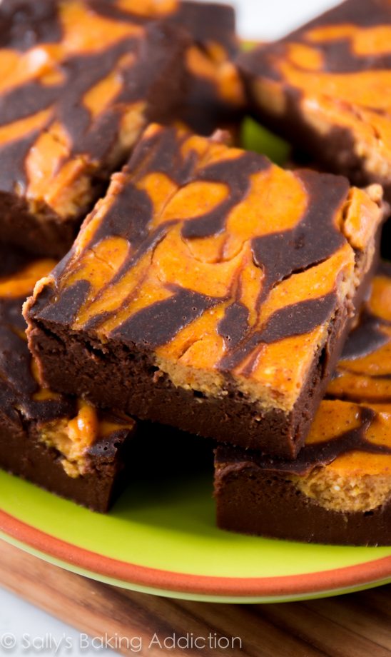 Brownies à la citrouille skinny - Ces brownies sombres et fudgy tourbillon de citrouille sont allégés à l’aide d’ingrédients sains!