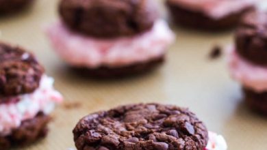 Photo of Biscuits de fudge de chocolat avec buttercream de canne de sucrerie