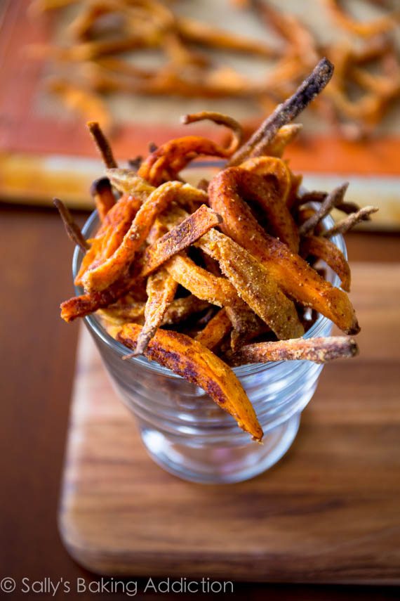 Apprenez à faire des frites de patates douces croquantes à la maison. Cuits au four, pas frits - pour que vous vous sentiez bien quand vous les mangez! 