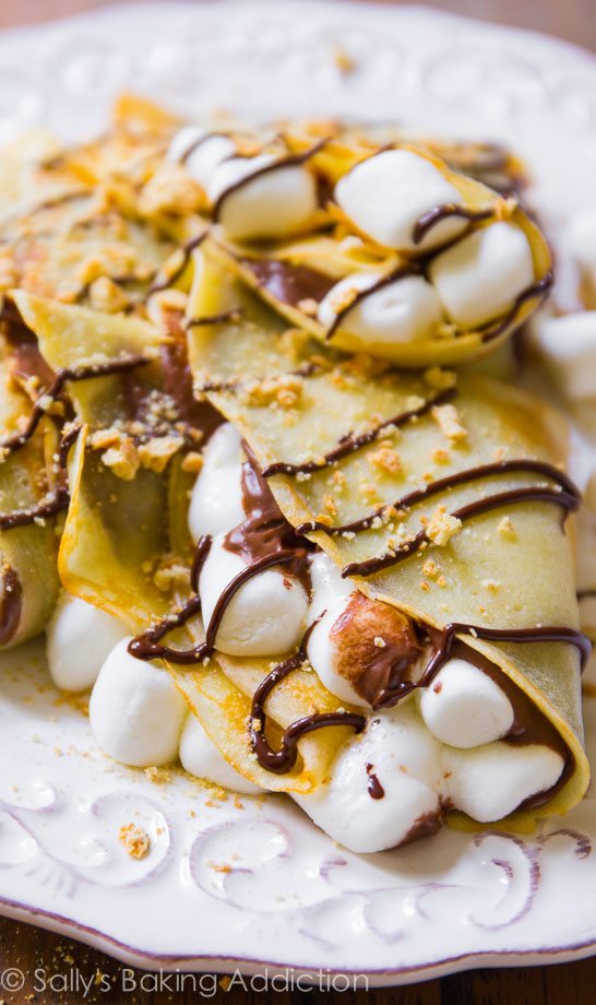 30 minutes S'mores Nutella Crepes - c'est ma recette de crêpe préférée et vous ne croirez pas à quel point elles sont faciles!