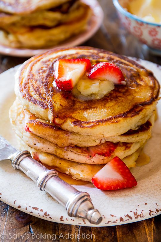 Crêpes moelleuses au babeurre et aux fraises avec du beurre au miel - vous adorerez chaque dernière bouchée!