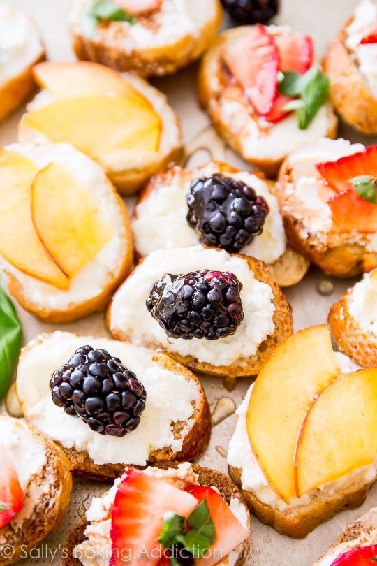 Les crostini au fromage de chèvre et aux fruits sont l'apéritif le plus facile à ce jour. Et tout le monde a adoré ces derniers.