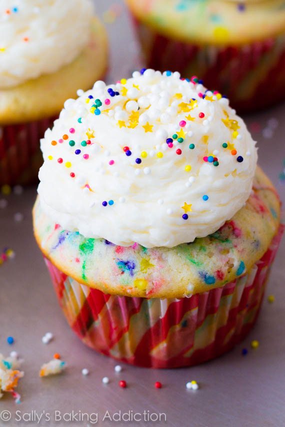 Vous ne ferez jamais de cupcakes Funfetti en boîte à nouveau après avoir essayé cette recette maison! sallysbakingaddiction.com