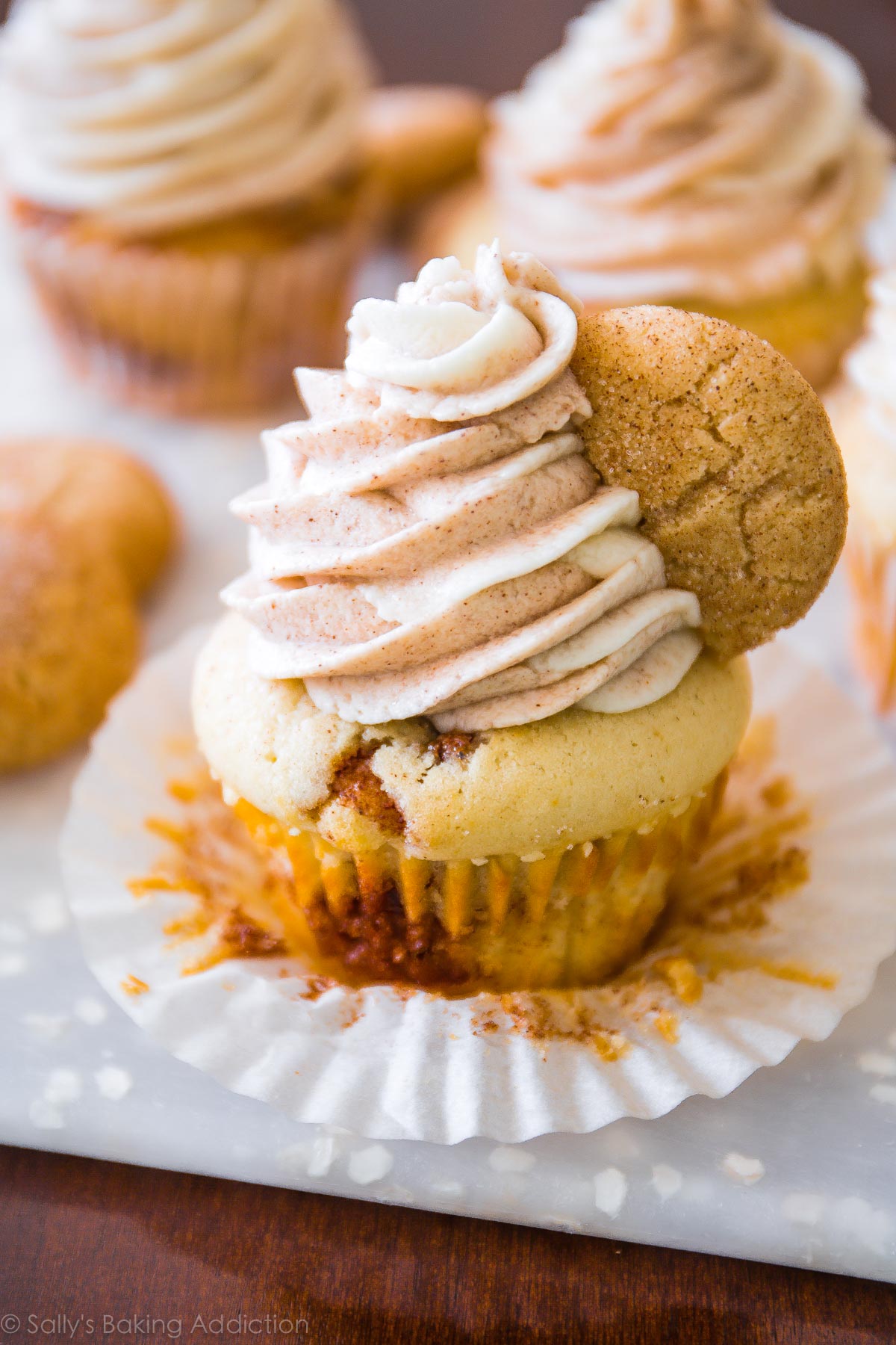 Comment faire de délicieux cupcakes snickerdoodle à tourbillon de cannelle! Recette sur sallysbakingaddiction.com