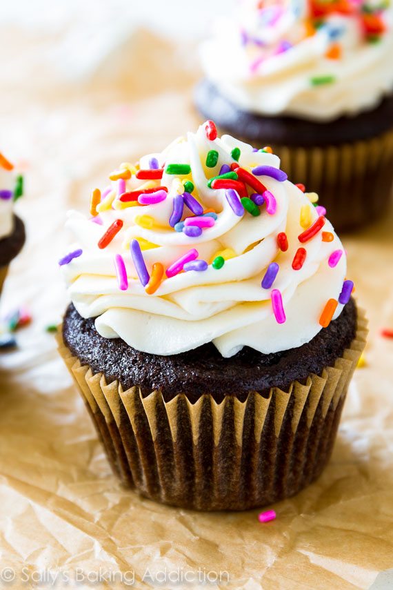 Les cupcakes au chocolat les plus savoureux et humides que j'ai jamais faits!