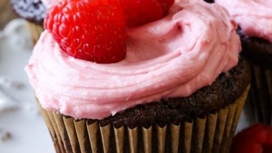 Photo of Cupcakes au chocolat avec glaçage aux framboises