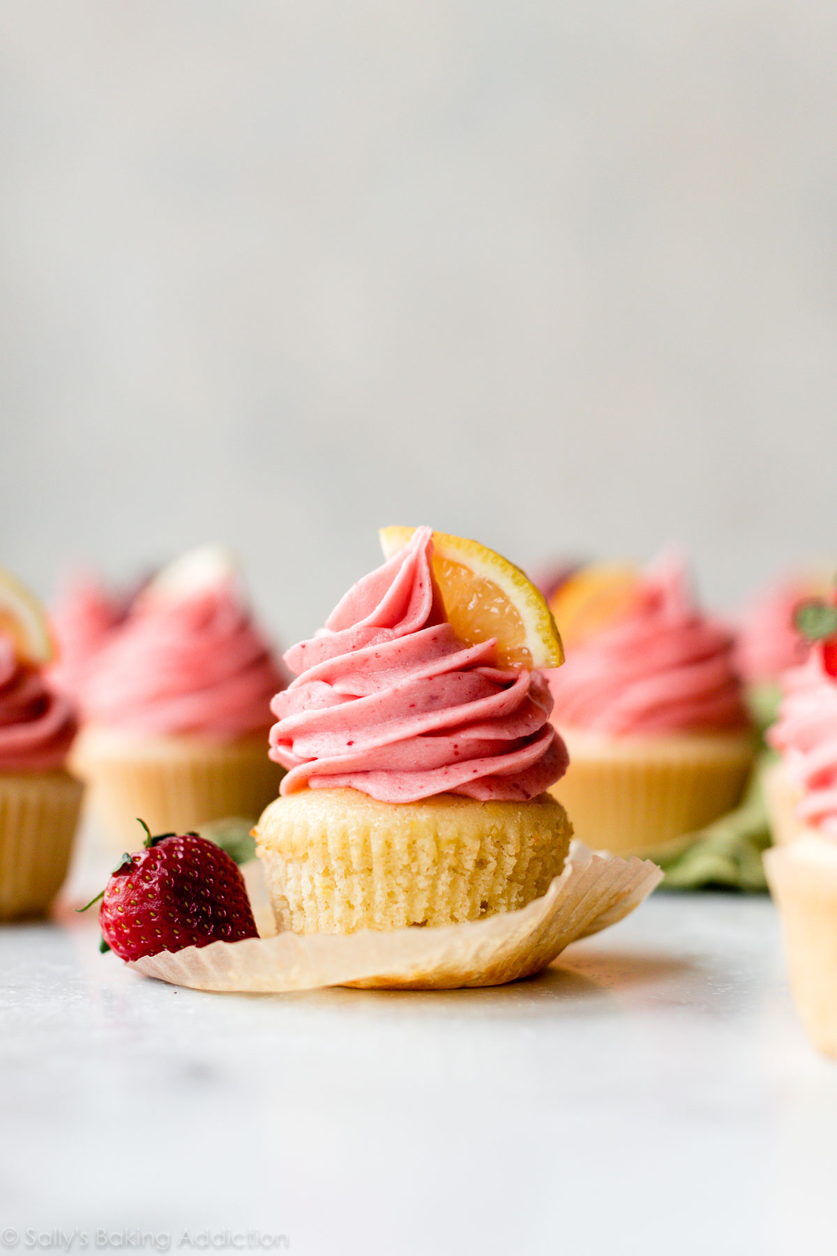 cupcake au citron non emballé avec glaçage à la fraise rose sur le dessus
