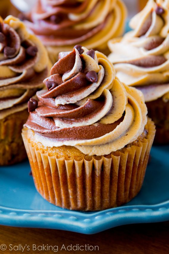 Cupcakes au chocolat et aux bananes au beurre d'arachide - le trio ultime de vos saveurs préférées! @sallybakeblog