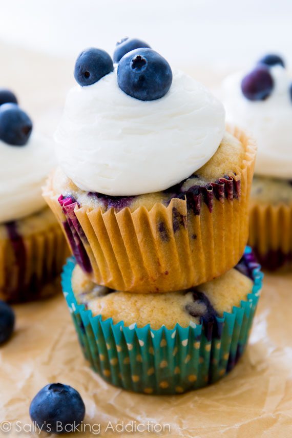 Ces cupcakes aux myrtilles et à la crème regorgent de vanille, de myrtilles juteuses et d'un soupçon de citron. Moist, savoureux, facile!