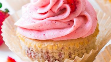 Photo of Cupcakes aux fraises avec crème au beurre aux fraises