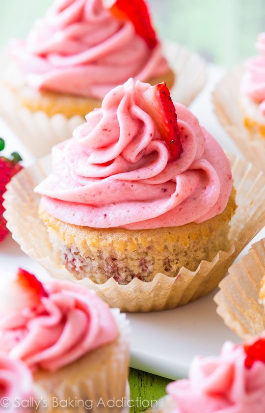 Cupcakes aux fraises moelleux et moelleux avec glaçage crémeux à la crème au beurre et aux fraises. Faites-les aussi en taille mini!