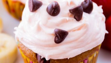 Photo of Cupcakes aux pépites de chocolat et aux bananes avec glaçage au fromage à la crème et aux fraises