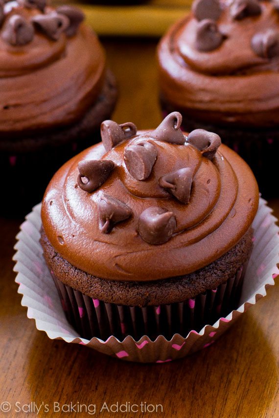 Mes cupcakes au chocolat préférés avec glaçage au chocolat noir - amateurs de chocolat seulement! Recette à sallysbakingaddiction.com