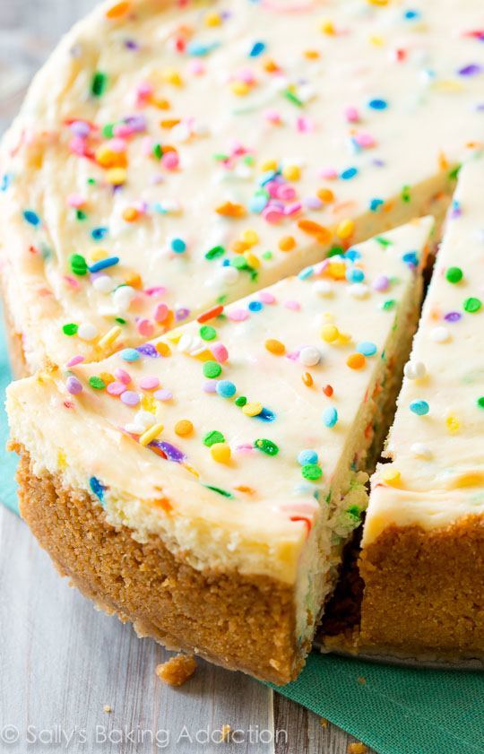 Funfetti Cheesecake sur sallysbakingaddiction.com. Ça ne va pas beaucoup mieux que ça! 