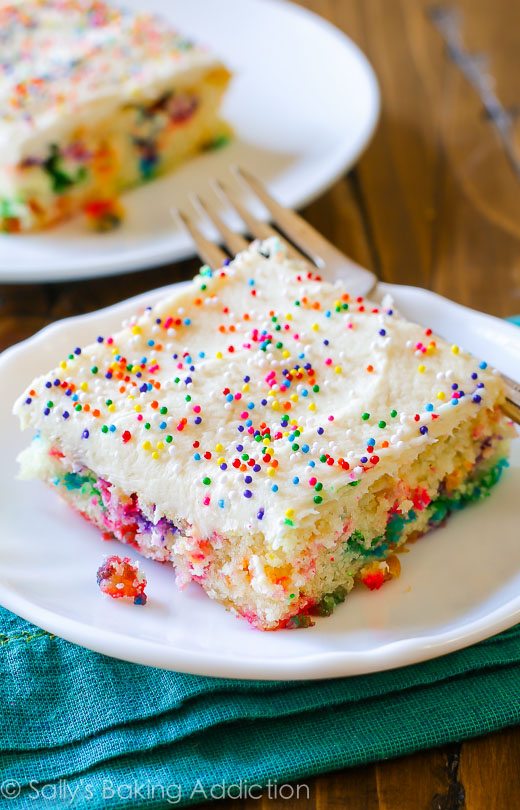 Funfetti Sheet Cake par sallysbakingaddiction.com