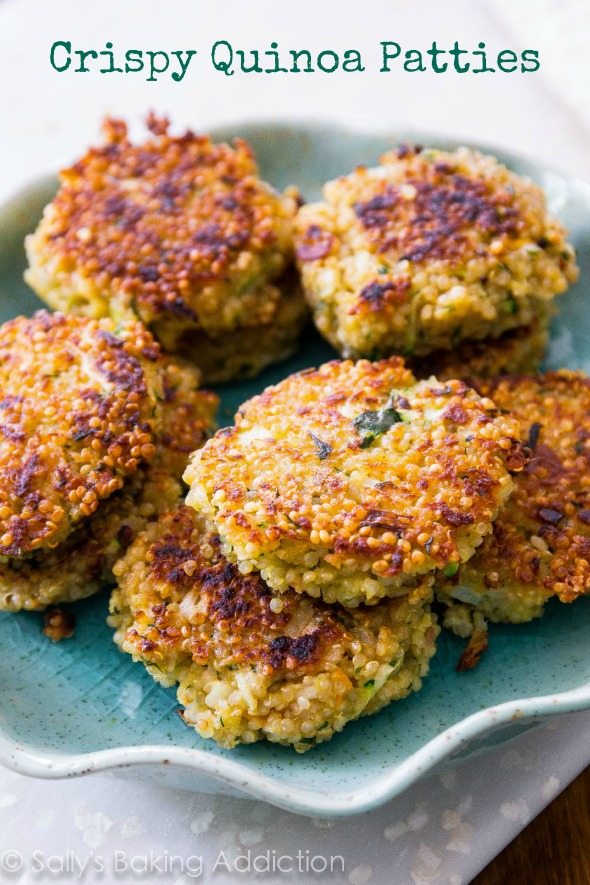 Galettes croustillantes au quinoa - ces galettes polyvalentes sont croustillantes sur les bords, chaudes au centre et se congèlent bien pour un repas rapide. Ajoutez vos épices et légumes préférés!