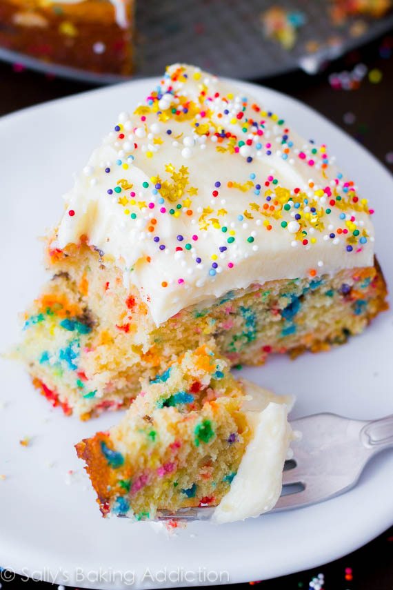 Il s’agit de la meilleure recette de gâteau funfetti maison par sallysbakingaddiction.com. Et c’est si facile à faire!