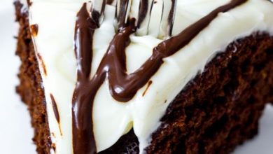 Photo of Gâteau bundt de pain d’épice de chocolat avec le glaçage de fromage à la crème