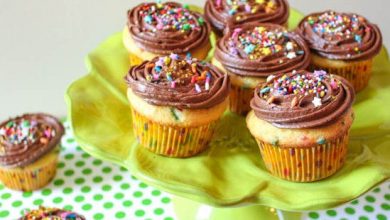 Photo of Gâteaux De Funfetti avec le glaçage de chocolat au lait