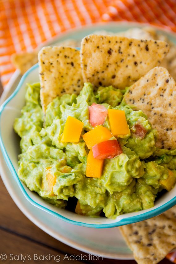 Guacamole à la mangue simple - essayez ce guacamole acidulé, sucré et épicé la prochaine fois que vous aurez envie d'une trempette crémeuse. Accompagnement parfait de vos croustilles tortillas préférées!