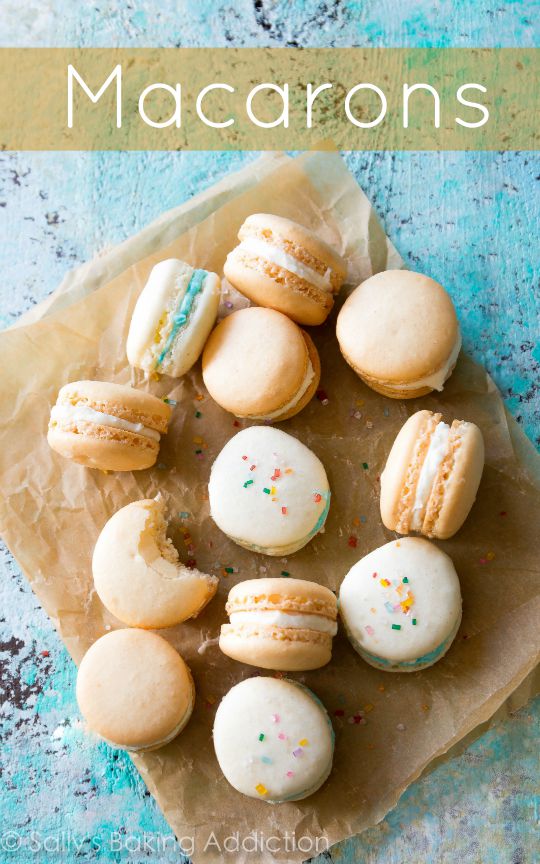 Tutoriel soigneusement expliqué et photographié pour les délicats biscuits au macaron français! Recette sur sallysbakingaddiction.com