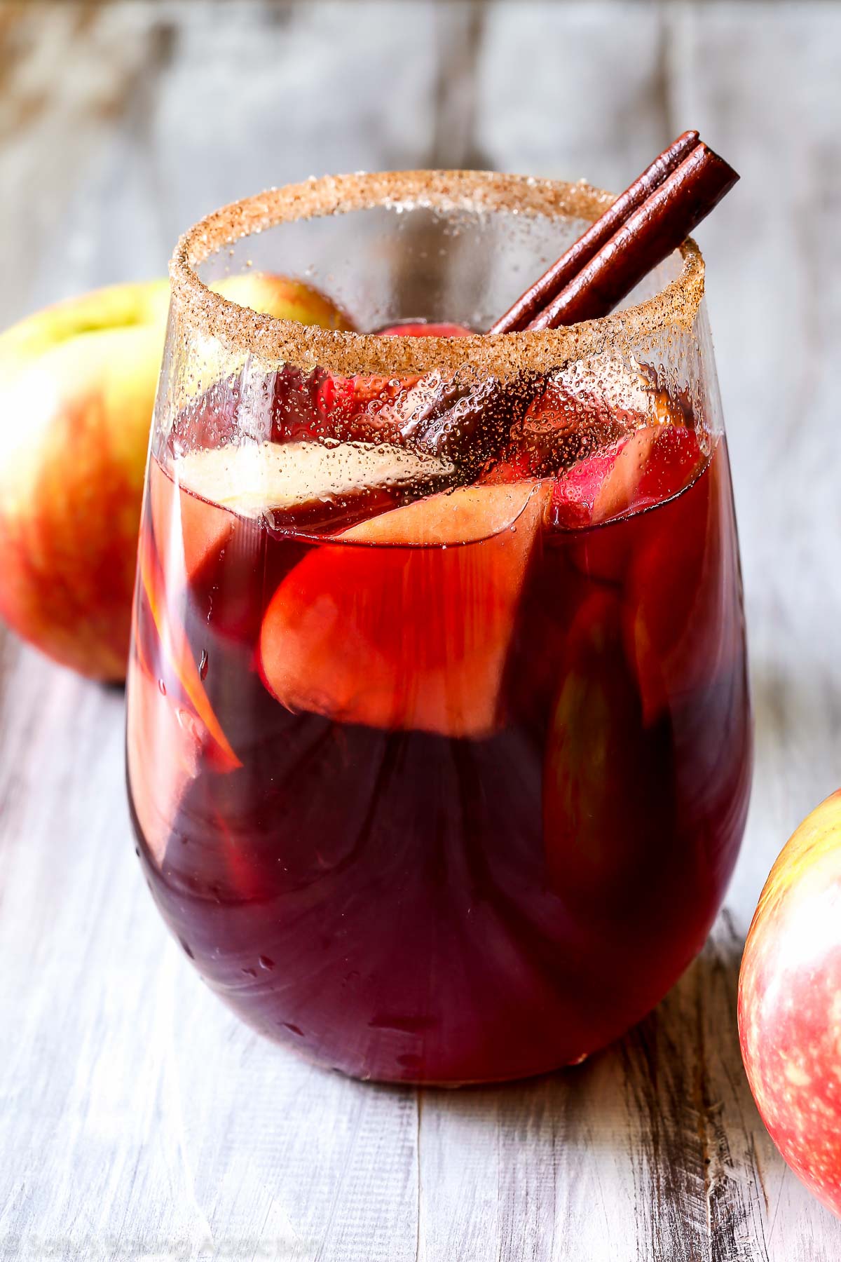 Cette sangria est LA boisson à réaliser cet automne. Il combine du vin rouge, de l'eau-de-vie, de la cannelle, du cidre de pomme, des agrumes et bien sûr - des pommes douces au miel! sallysbakingaddiction.com