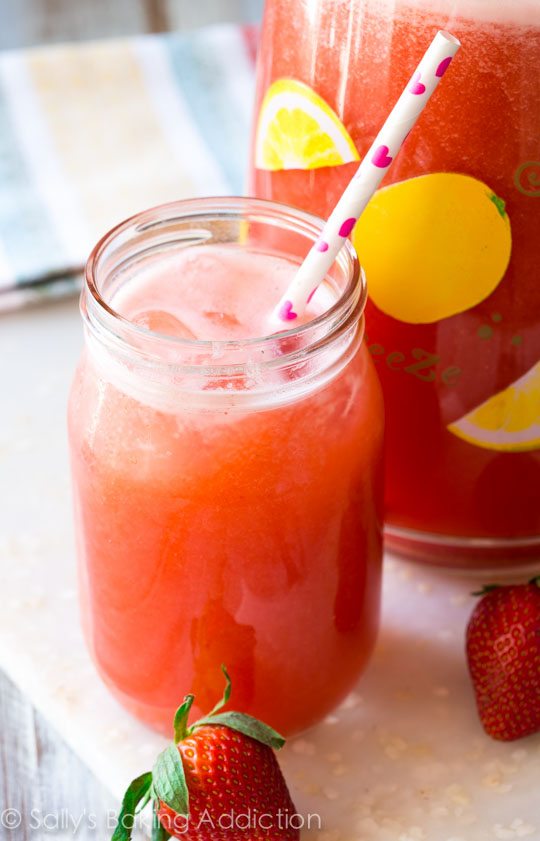 Froide et rafraîchissante, cette limonade aux fraises à 4 ingrédients contient du sucre raffiné ZÉRO et regorge d'une saveur saine et incroyable!