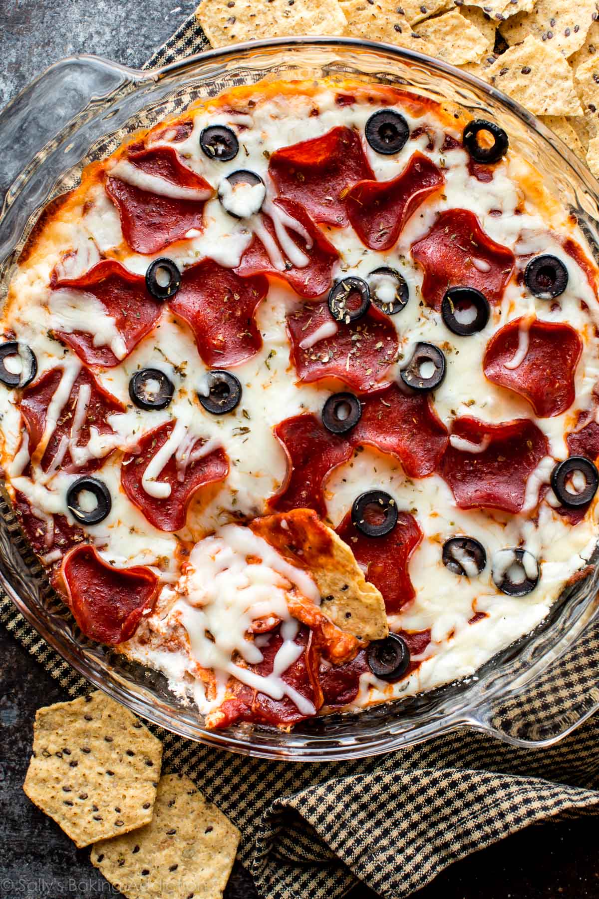 Trempette de pizza au pepperoni allégée rapide et facile avec du yogourt grec - c'est ma recette préférée de trempette pour pizza! sallysbakingaddiction.com