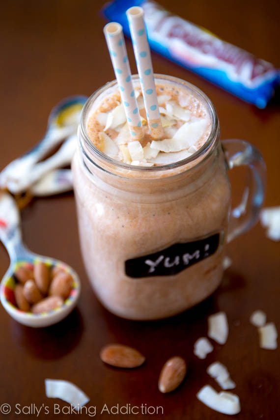 Milk-shakes Skinny Almond Joy à base de yaourt, de bananes et de cacao en poudre non sucré. Délicieux! Recette facile trouvée sur sallysbakingaddiction.com 