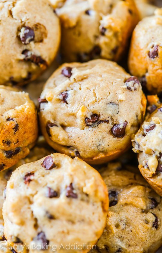 Mini-muffins aux pépites de chocolat de 45 calories sur sallysbakingaddiction.com - ceux-ci n'ont pas du tout un goût allégé! 