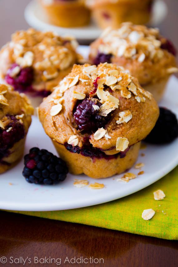 Muffins aux pommes Sky High Blackberry. Muffins super savoureux et sains - vous ne manquerez pas toutes les graisses et le sucre!
