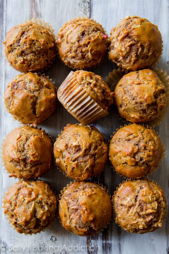 Muffins au blé entier, à la cannelle et à la pomme, sans sucre raffiné. Trouvez cette recette de muffins facile sur sallysbakingaddiction.com