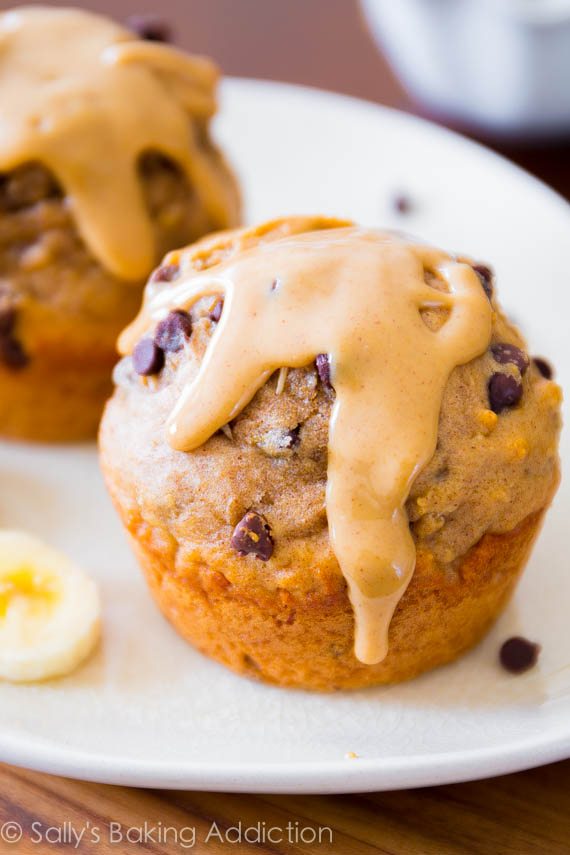Vous ne vous rendrez même pas compte que ces muffins maigres à la banane et au beurre d'arachide sont allégés! Obtenez la recette sur sallysbakingaddiction.com