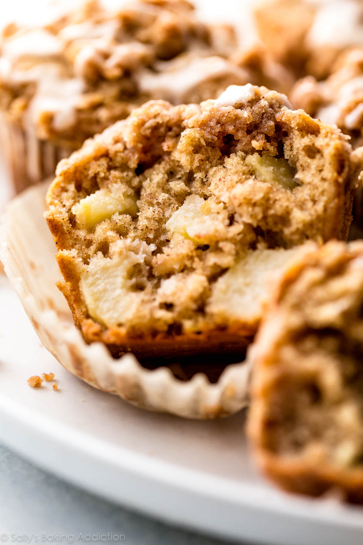 Les muffins aux miettes de pommes regorgent de pommes à chaque bouchée! Recette sur sallysbakingaddiction.com