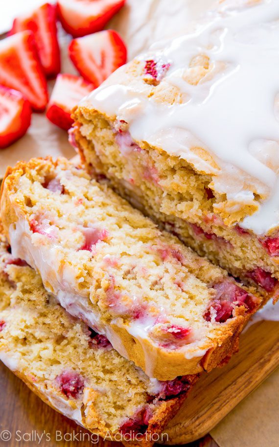 Le pain rapide aux fraises super moelleux est mélangé en un clin d'œil. Arrosez-le d'un glaçage à la vanille et préparez-vous à vous faire plaisir. Ceci est un nouveau favori!