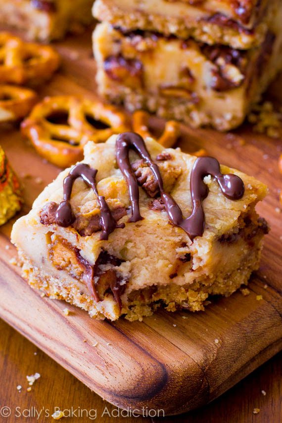 Bars à gâteau au fromage Bretzel de tasse de beurre d’arachide. Tous mes favoris en un seul! sallysbakingaddiction.com