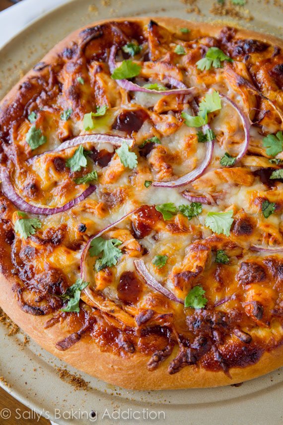 Recette de pizza au poulet BBQ maison par sallysbakingaddiction.com. Abandonnez la livraison, cette pizza sera votre nouvelle préférée!