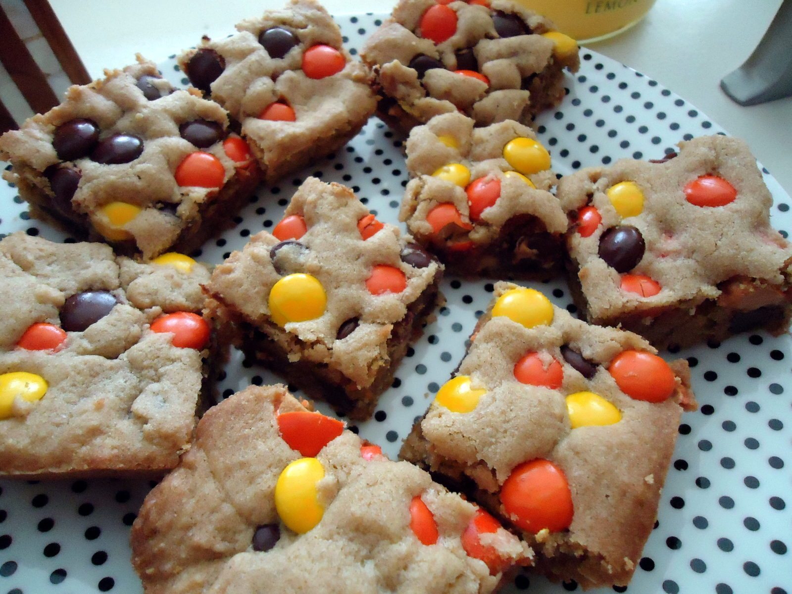 blondies au beurre d’arachide avec Reese’s Pieces