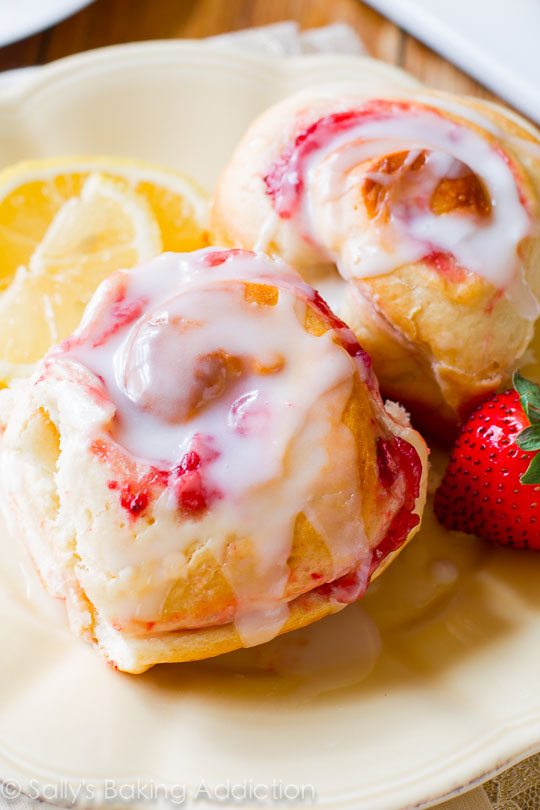 Rouleaux de fraises doux et moelleux à préparer avec un glaçage au citron! Prenez la recette sur sallysbakingaddiction.com
