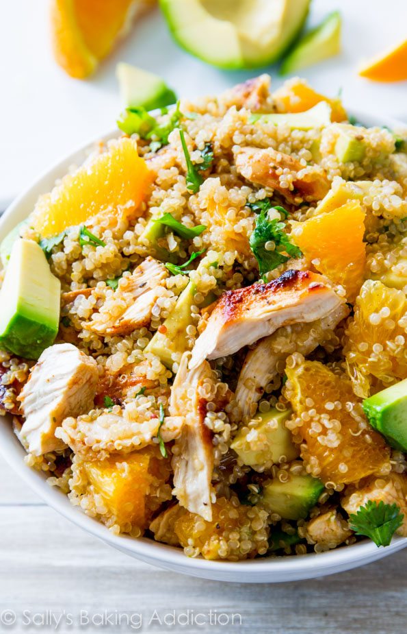 La salade de poulet aux agrumes et au quinoa regorge de saveurs et remplie d'ingrédients sains et sains comme le poulet, le quinoa, l'avocat et plus encore!