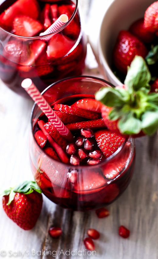 Recette de sangria à la grenade et aux fraises - c'est si facile à jeter ensemble et c'est dangereusement bon. Goûts comme le jus de fraise pétillant de grenade!