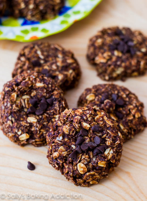 Ces biscuits allégés sans cuisson sont un favori! Fait avec seulement 7 ingrédients simples comme la banane, le chocolat, l’avoine et le beurre d’arachide. 