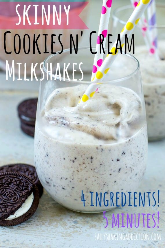 Skinny Cookies n’Cream Milkshakes - fabriqués à partir de seulement 4 ingrédients faciles et sans culpabilité! Recette à sallysbakingaddiction.com