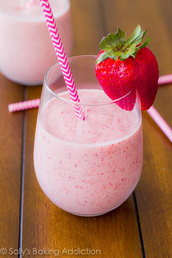 3 ingrédients Skinny Strawberry Banana Milkshakes. par sallysbakingaddiction.com
