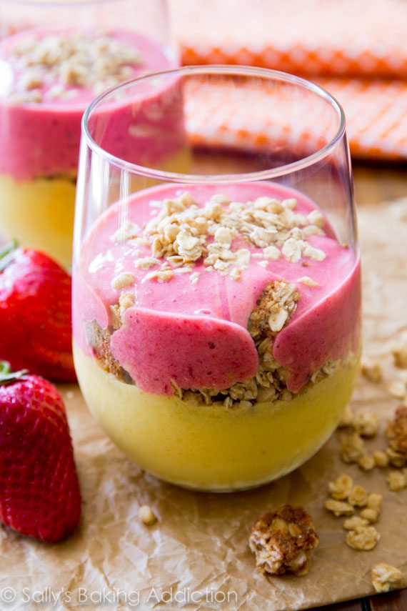 Smoothies déjeuner fraise-mangue - des fraises juteuses, des mangues, des bananes et votre granola préféré se réunissent dans ce smoothie sain!