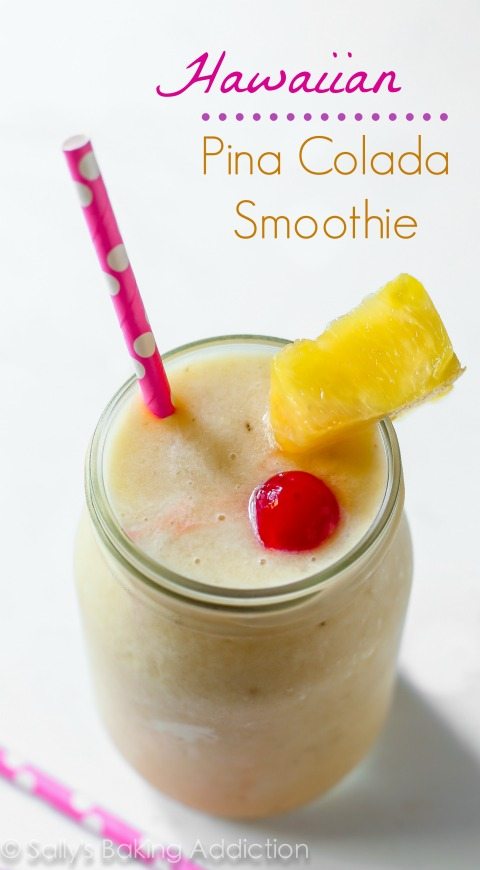 Ce smoothie banane + ananas + noix de coco + vanille est des vacances à la plage tropicale dans un verre. Avec une cerise sur le dessus.